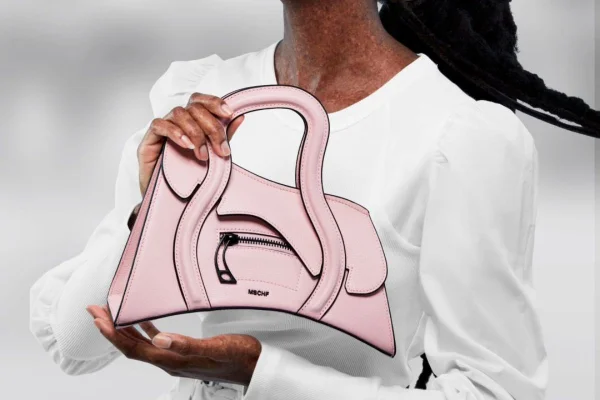 Na imagem com cor, a nova bolsa da MSCHF, a Global Supply Chain Telephone Handbag - Metrópoles
