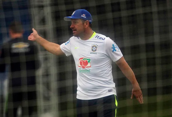 Dunga critica “excesso” de técnicos estrangeiros: “Não deveriam estar aqui”