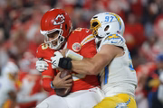 Chiefs vs Chargers em campo pela temporada 2024/25 da NFL