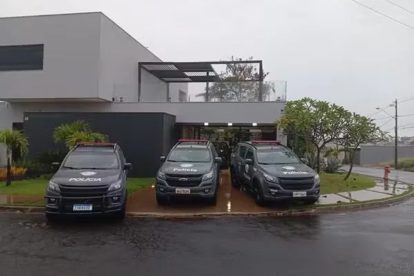 Imagem colorida de viaturas envolvidas em operação contra advogados investigados por vazar dados de investigação ao PCC - Metrópoles