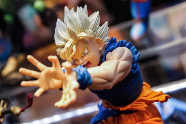 Imagem colorida de um boneco de de ação do Goku de Dragon Ball - Metrópoles
