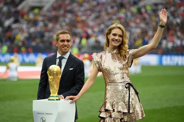 Natalia Vodianova usa look da Louis Vuitton para final da Copa 2018