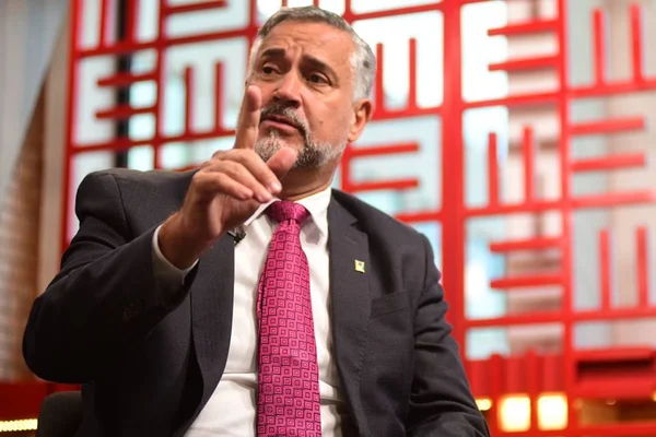 Imagem colorida do ministro Paulo Pimenta, da Secom do governo Lula
