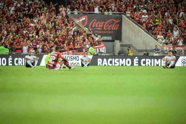 Flamengo e Cruzeiro empatam em jogo marcado por homenagens a Vini Jr.