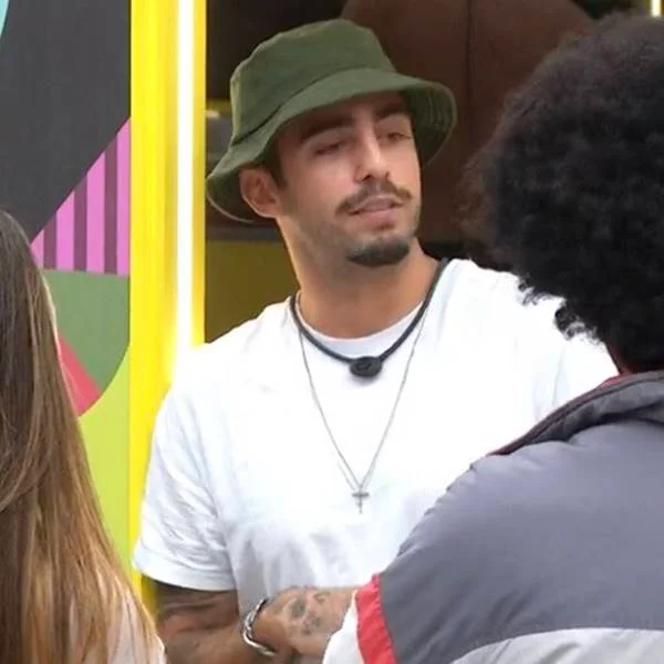 Pedro Scooby usando chapéu no BBB22
