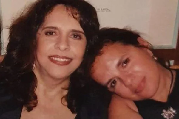 Foto colordia de assessora com Gal Costa - Metrópoles