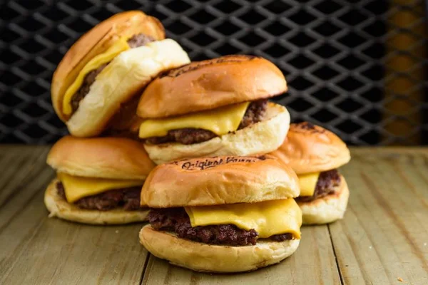 Bullguer terá cheeseburguer a R$ 10 na segunda-feira de Carnaval