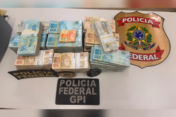 Pilhas de dinheiro: homem é preso pela PF após ser flagrado com R$ 830 mil