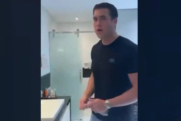 homem dentro de banheiro