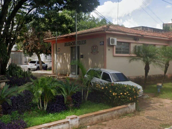 Foto colorida mostra fachada de delegacia