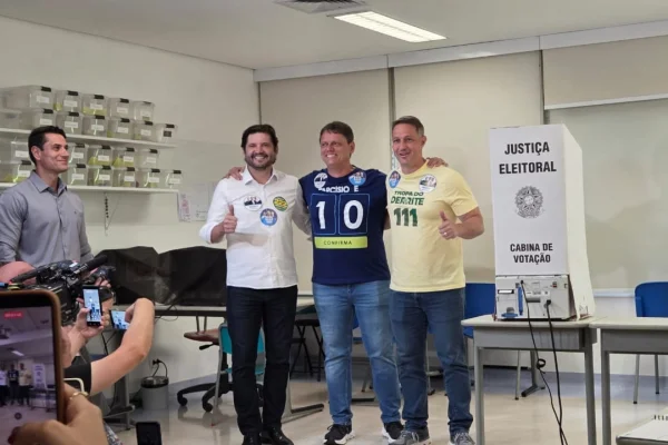 Candidato à reeleição em SP, Tarcísio de Freitas vota em escola no Morumbi - destaque galeria