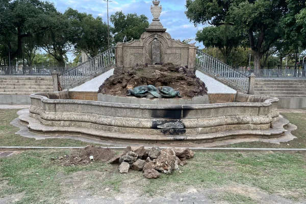 Imagem de monumento alvo de bandidos que tentaram furtar esculturas de jacarés