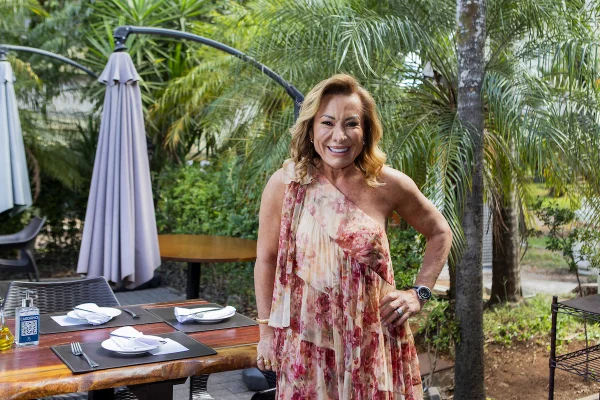 Viva ela! Silvinha Canto comemora aniversário com almoço especial