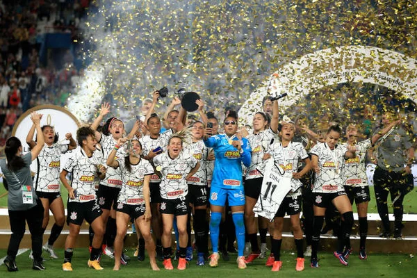 A Glória é Delas, documentário que enche a bola das meninas do Timão