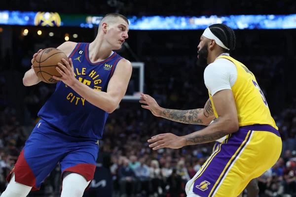 Jokic comanda, Nuggets vencem Lakers e abrem 1 x 0 na final do Oeste