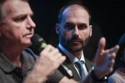 Jair Bolsonaro ofereceu ajuda financeira para Eduardo Bolsonaro (PL-SP) permanecer nos Estados Unidos e articular contra Alexandre de Moraes, apurou a coluna