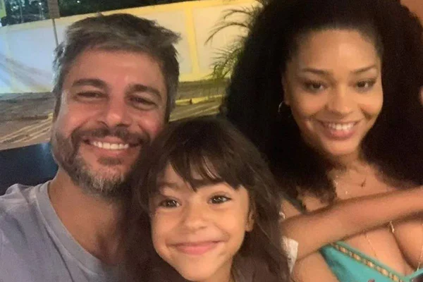 Foto colorida de Juliana Alves e sua família - Metrópoles