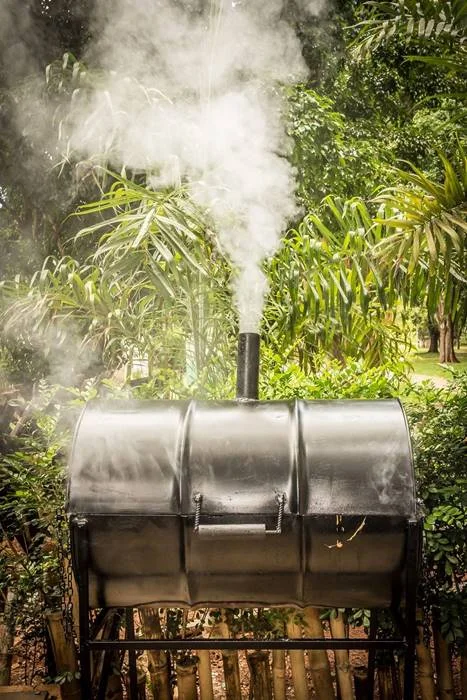 Carnes serão preparadas ao ar livre, no tambor, churrasqueira híbrida Carnes serão preparadas ao ar livre, no tambor, churrasqueira híbrida