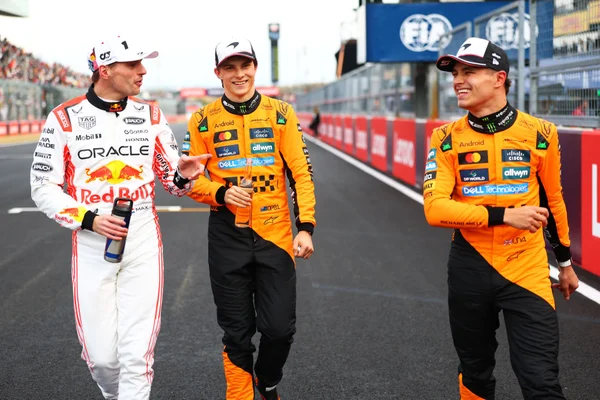 Foto colorida de Max Verstappen, Oscar Piastri e Lando Norris, durante GP do Japão de F1 - Metrópoles