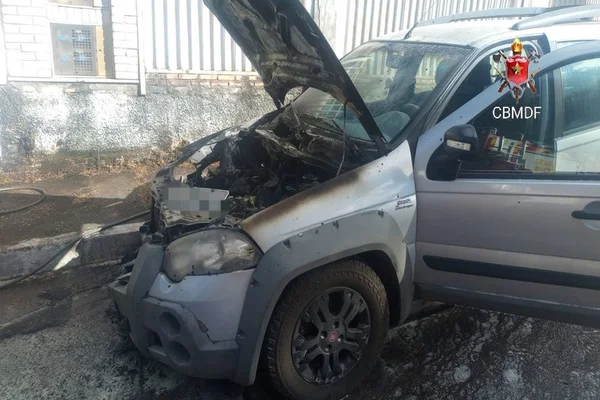 carro cinza com o motor em cinzas