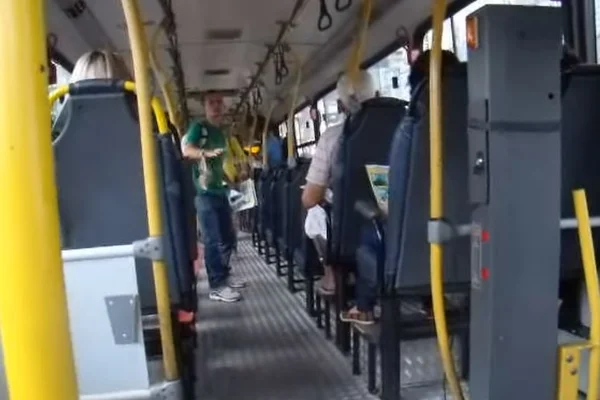 Professor de história oferece aulas em ônibus e vídeo viraliza na web