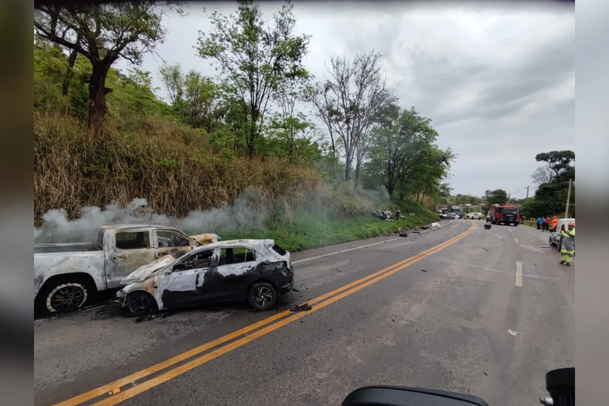Batida na MG-050 envolveu duas caminhonetes e dois carros Batida na MG-050 envolveu duas caminhonetes e dois carros
