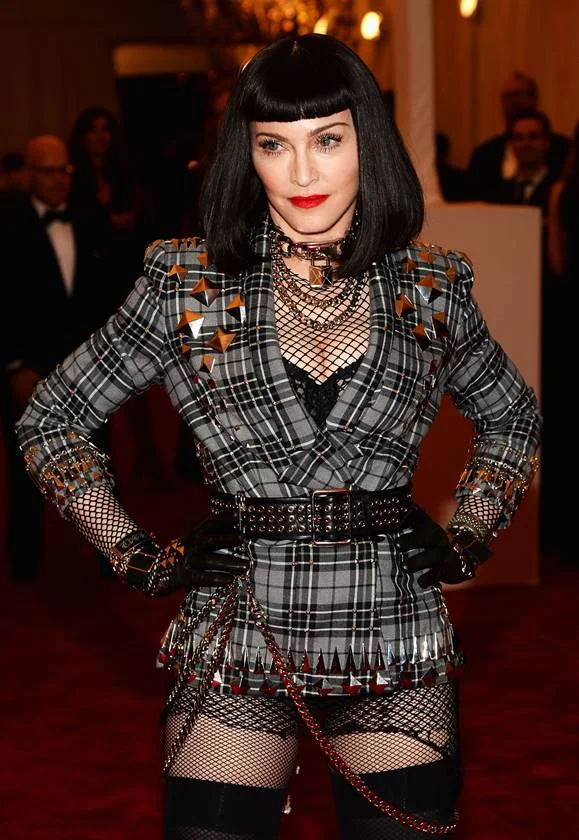 Madonna também teria se relacionado com John F. Kennedy Jr, filho do presidente assassinado dos EUA, John Kennedy. O envolvimento era desprezado pela primeira-dama Madonna também teria se relacionado com John F. Kennedy Jr, filho do presidente assassinado dos EUA, John Kennedy. O envolvimento era desprezado pela primeira-dama