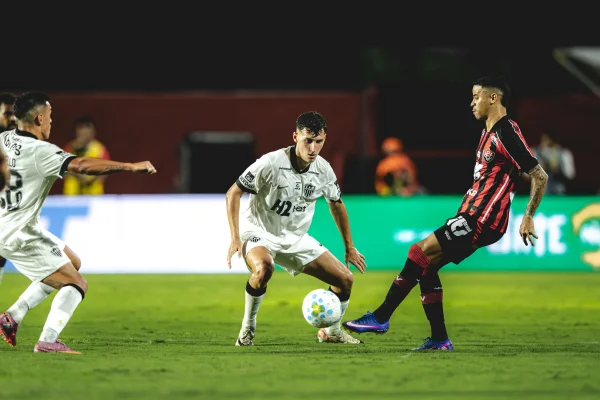 Com um gol em cada tempo, Vitória derrota Atlético-MG no Brasileirão