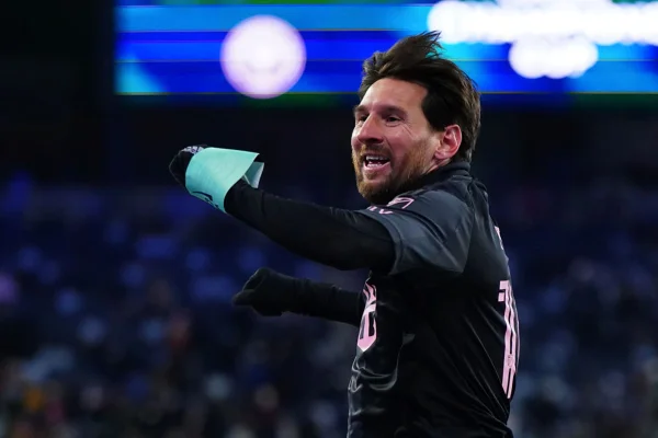 Imagem colorida de Lionel Messi - Metrópoles