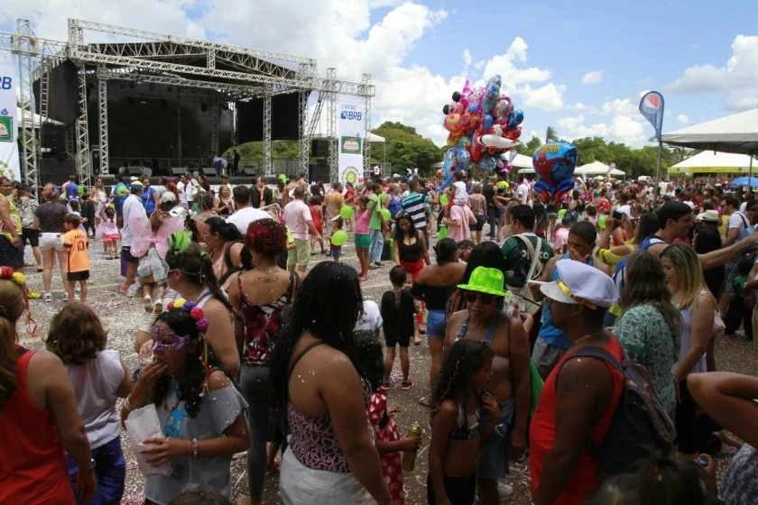 Foliões tomam as ruas de Brasília no segundo dia de carnaval - imagem 9 Foliões tomam as ruas de Brasília no segundo dia de carnaval - imagem 9