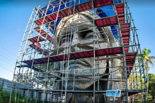 Imagem colorida de cabeça de estátua de Cristo em construção - Metrópoles