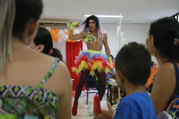 Drag queen Chandelly Kidman alegra crianças com câncer em hospital