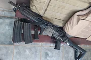 Arma oficial da corporação utilizada por um dos PMs Arma oficial da corporação utilizada por um dos PMs