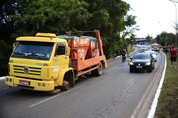 Roda de caminhão se solta e causa acidente na Estrada Parque Dom Bosco