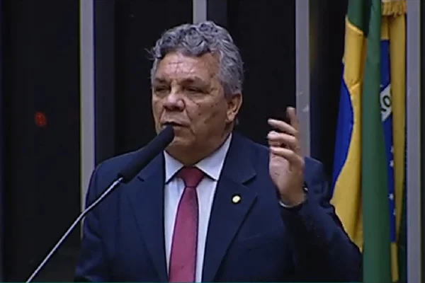 Fraga usa plenário para atacar Ibaneis: “O ‘novo’ com práticas velhas”