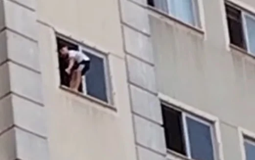 Vídeo: criança brinca em janela do 7º andar, e vizinhos se desesperam