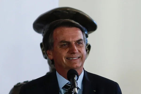 Bolsonaro sugere drones para retirar militares da linha de frente