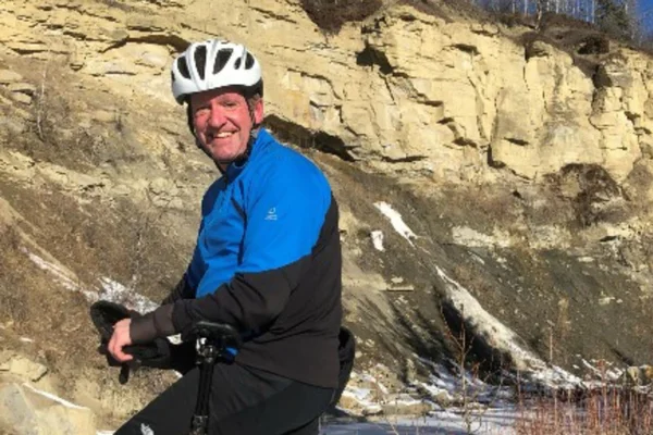 Dave Nitsche em uma bicicleta sorrindo pra foto. Metrópoles