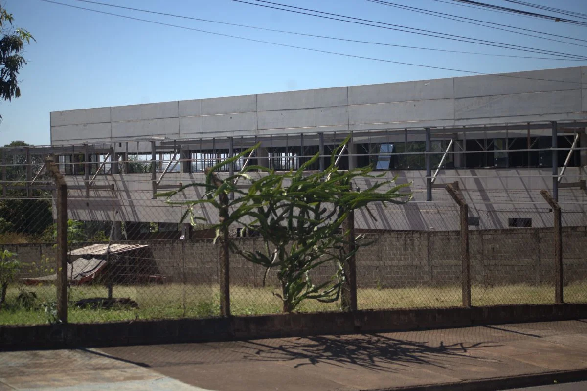 Esqueleto de 6 mil m², na zona industrial de Catanduva (SP), seria a sede do Grupo Itajobi Esqueleto de 6 mil m², na zona industrial de Catanduva (SP), seria a sede do Grupo Itajobi