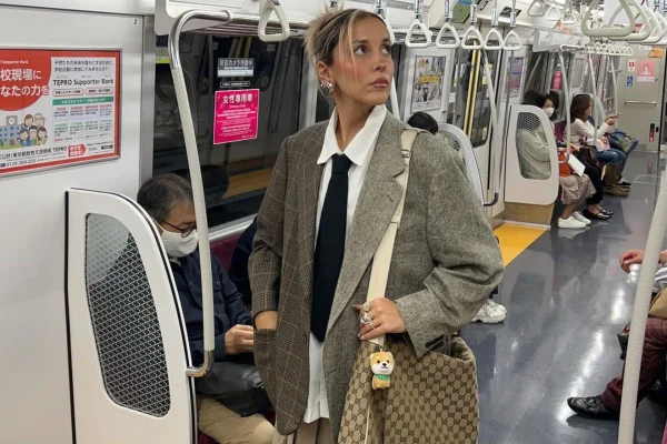 Na imagem com cor, uma influencer de moda com a estética CLTcore - Metrópoles
