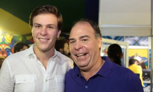 O ex-prefeito de Petrolina Miguel Coelho, de camisa branca, ao lado do pai, o senador Fernando Bezerra Coelho