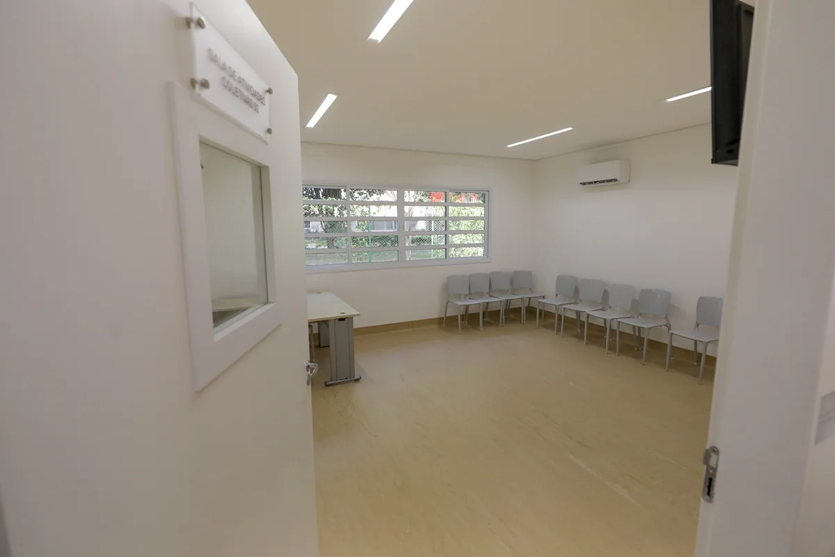 Localizado na Quadra 2 do Setor Norte, o espaço funciona 24 horas por dia, incluindo acolhimento noturno para pacientes em situação de crise. A unidade conta com equipe multiprofissional especializada Localizado na Quadra 2 do Setor Norte, o espaço funciona 24 horas por dia, incluindo acolhimento noturno para pacientes em situação de crise. A unidade conta com equipe multiprofissional especializada