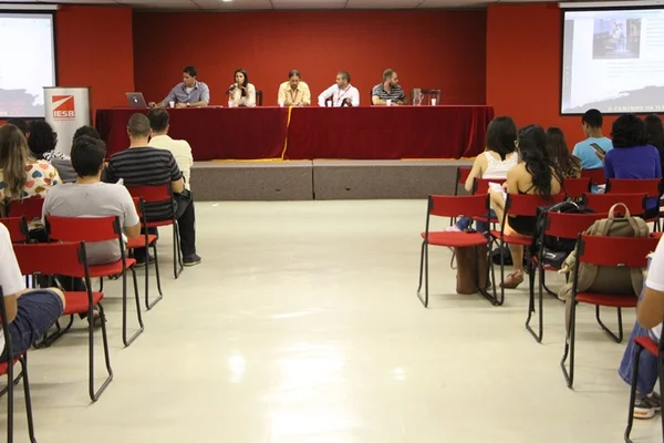 Especial do Metrópoles sobre máfia chinesa na Feira dos Importados é tema de palestra para estudantes