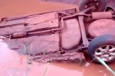 Carro capotou em estrada