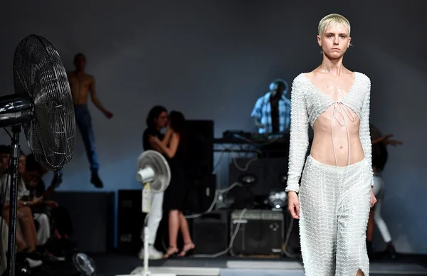 A moda do início dos anos 2000 dá as caras no LFW 2018
