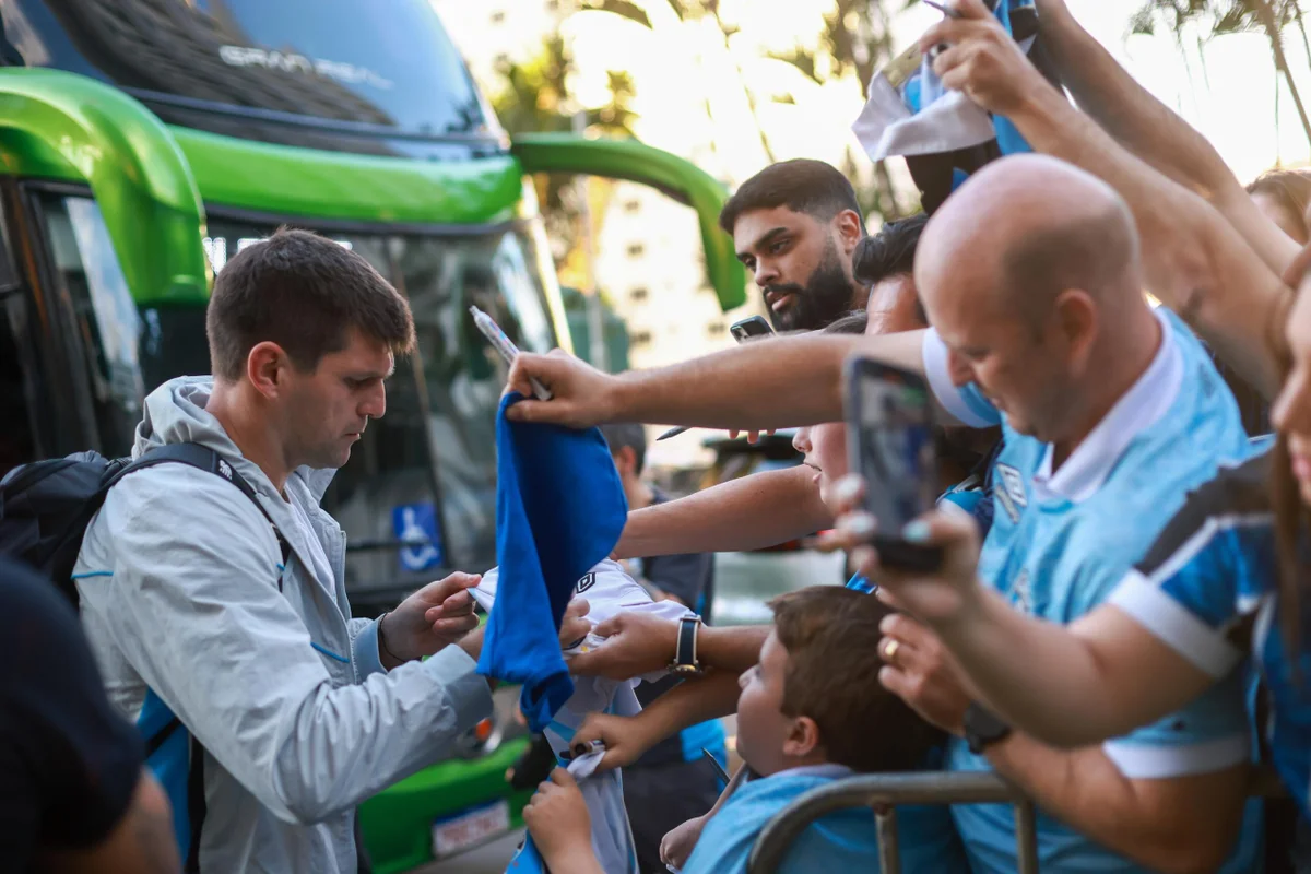 Grêmio realiza amistoso em Brasília e torcida vibra no Aeroporto