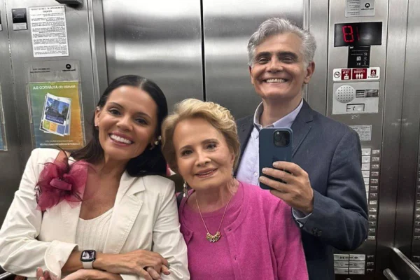 Foto colorida de Mocita Fagundes, Glória Menezes e Tarcísio Filho - Metrópoles