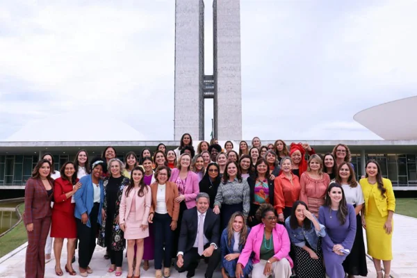Foto colorida do presidente da Câmara dos Deputados, Arthur Lira, com a bancada Feminina da 57ª Legislatura - Metrópoles