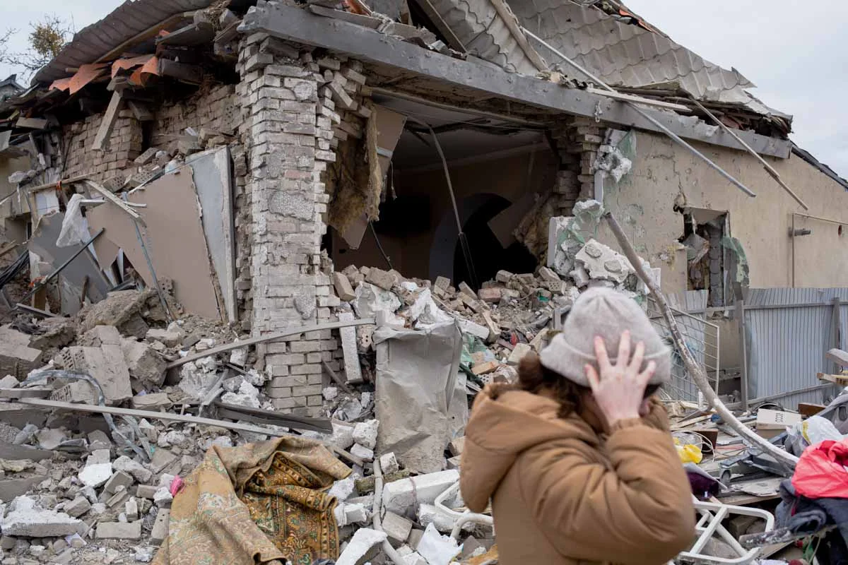 Vista para as casas residenciais que foram destruídas por bombardeios em 5 de março de 2022 em Markhalivka, Ucrânia. A polícia regional disse que seis pessoas morreram, incluindo uma criança, e quatro ficaram feridas em um ataque aéreo russo nesta vila a sudoeste de Kiev Vista para as casas residenciais que foram destruídas por bombardeios em 5 de março de 2022 em Markhalivka, Ucrânia. A polícia regional disse que seis pessoas morreram, incluindo uma criança, e quatro ficaram feridas em um ataque aéreo russo nesta vila a sudoeste de Kiev