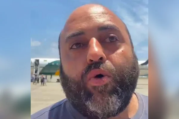 Foto colorida de Mahmoud Abouhalob, repatriado da Faixa de Gaza, após pousar em Guarulhos - Metrópoles